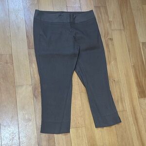 bebe sexy linen/spandex hugs all your curves capris pants